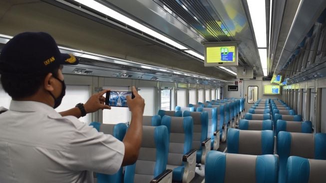 Petugas PT KAI memotret suasana di dalam Kereta Api Luar Biasa (KLB) relasi Surabaya Pasar Turi � Bandung saat transit di Stasiun Kereta Api (KA) Madiun, Jawa Timur, Selasa (12/5). ANTARA FOTO/Siswowidodo