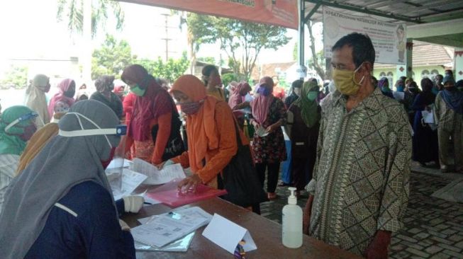 Suasana pembagian BST di Kantor Kecamatan Banguntapan, Bantul, Rabu (13/5/2020) - (SuaraJogja.id/Mutiara Rizka)