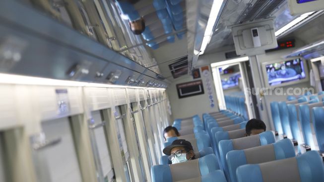 
Penumpang berada di dalam gerbong Kereta Api Luar Biasa jurusan Gambir-Surabaya Pasar Turi yang berangkat dari Stasiun Gambir, Jakarta, Rabu (13/5). [Suara.com/Angga Budhiyanto]