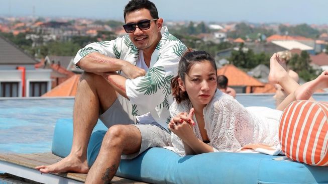 10 Tahun Menikah, Awal Kisah Cinta Hesti Purwadinata dan Suami Selucu