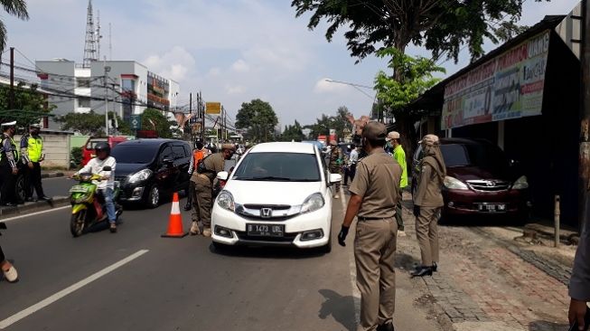 Pelanggar PSBB Belum Kena Sanksi Sosial: "Tunggu Pembagian 2 Juta Masker"