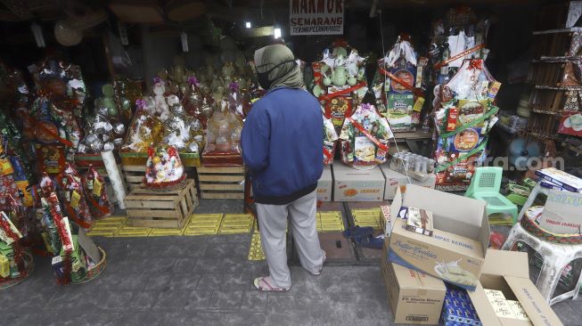 Calon pembeli memilih parsel di Barito, Jakarta, Rabu (13/5). [Suara.com/Angga Budhiyanto]