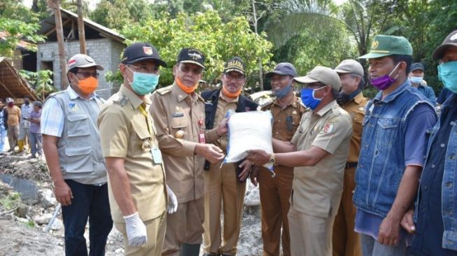 Gubernur Sulteng Longki Bantu 2 Ton Beras Pada Korban Banjir di Desa Sungku