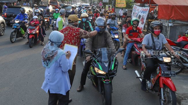 Diperketat, Pengendara Motor Masuk Bekasi Dicek Suhu Tubuhnya