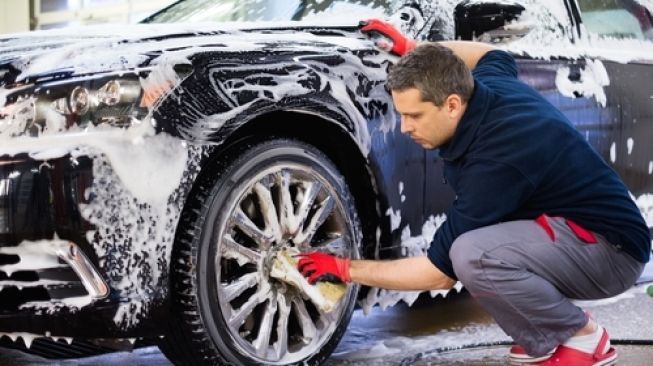 Bagian dari kegiatan merawat mobil. Bersihkan grille, velg, sampai kolong dengan sabun dan cuci bersih pakai air  [Shutterstock].