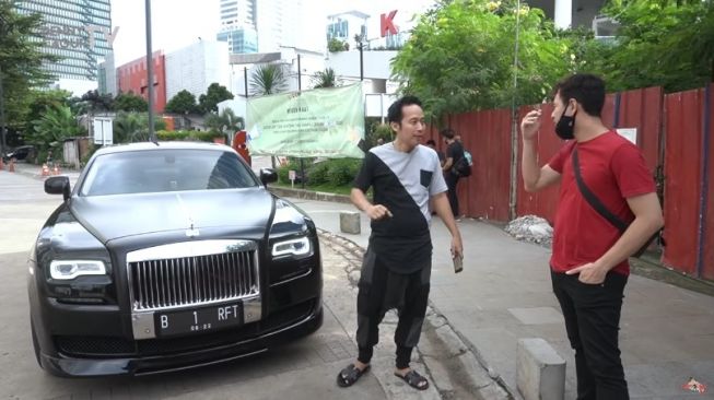 Raffi Ahmad menyerahkan mobil Roll Royce-nya kepada Denny Cagur. [YouTube]