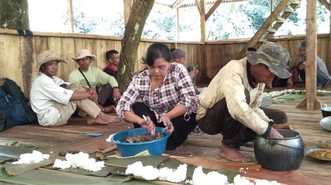 Para petani sedang makan bersama (dok. Tosca Santoso)