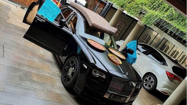 Rolls Royce Raffi Ahmad Dijadikan Tempat Jemur Rengginang Oleh Denny Cagur