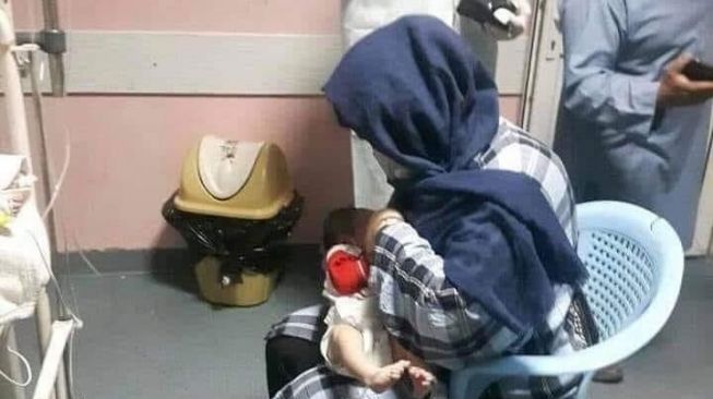 Orang Tua Mati Tertembak, 20 Bayi Terlantar, Disusui Volunteer