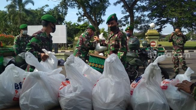 Bantu Masyarakat Terdampak COVID-19, Kodim Kulon Progo Bagikan Sembako