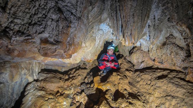 Pegiat susur goa yang tergabung Caves Society Tasikmalaya menulusuri Goa Sarongge Jompong di Kampung Jompong, Desa Mertajaya, Kecamatan Bojongasih, Kabupaten Tasikmalaya, Jawa Barat, Rabu (13/5).  [ANTARA FOTO/Adeng Bustomi]