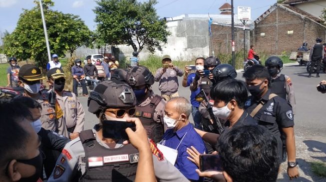 Aksi Sadis Dukun AMC, Suruh Korbannya Blender Racun Tikus lalu Diminum