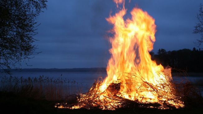 Tolak Gabung dengan Kelompok Agama, Nenek Dibakar Hidup-hidup Keluarganya Sendiri