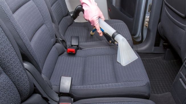 Gunakan penyedot debu untuk membersihkan kabin mobil  [Shutterstock].