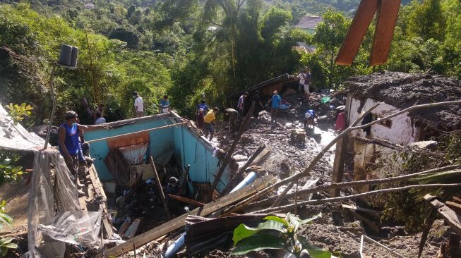 Warga membantu membersihkan material kayu dan lumpur akibat banjir bandang di Desa Paya Tumpi Baru, Kecamatan Kebayakan, Aceh Tengah, Aceh, Kamis (14/5). [ANTARA FOTO/Kurnia Muhadi]
