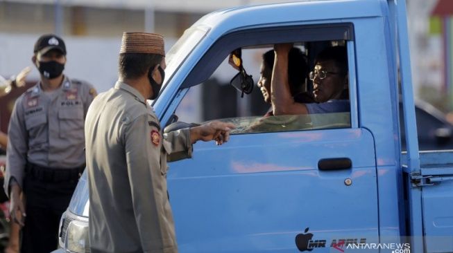 Kelabui Aparat saat PSBB Gorontalo: Masuk di Bagasi Mobil dalam Truk