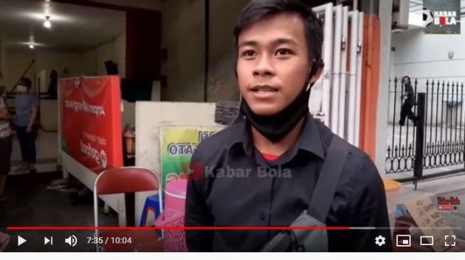 Potret penyerang muda Persebaya Surabaya, Muhammad Supriadi, saat berjuakan takjil. (Youtube/Kabar Bola)