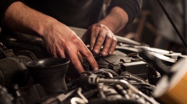 Bersihkan mesin secara seksama saat membersihkan mobil  [Shutterstock].