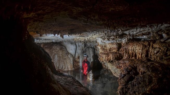 Pegiat susur goa yang tergabung Caves Society Tasikmalaya menulusuri Goa Sarongge Jompong di Kampung Jompong, Desa Mertajaya, Kecamatan Bojongasih, Kabupaten Tasikmalaya, Jawa Barat, Rabu (13/5).  [ANTARA FOTO/Adeng Bustomi]