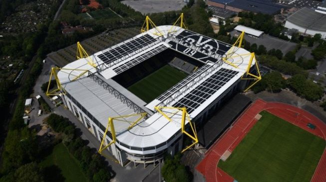 Stadion Signal Iduna Park yang menjadi kandang Borussia Dortmund menjadi venue yang memainkan pertandingan pertama Liga Jerman yang direstart 16 Mei nanti setelah dihentikan pandemi virus corona baru. (AFP/INA FASSBENDER)