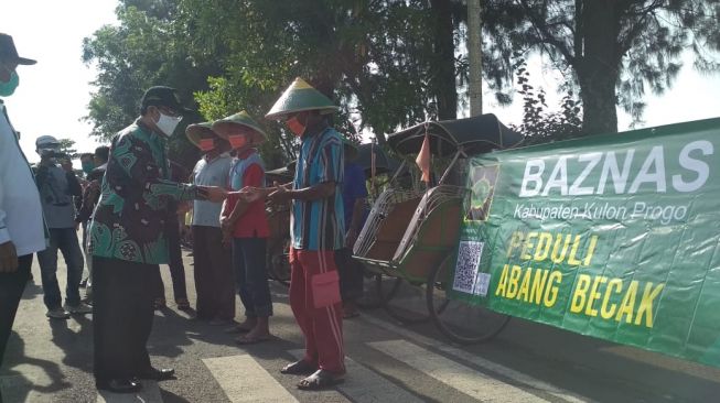 Beri Bantuan Ratusan Tukang Becak, Baznas Kulon Progo: Dana Zakat Meningkat