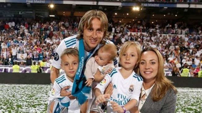 Luka Modric bersama istri dan ketiga anaknya. (Instagram/lukamodric10)