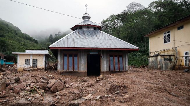 Kondisi  Musala tertimbun material lumpur pascabanjir bandang yang menerjang Desa Paya Tumpi, Kecamatan Kebayakan, Aceh Tengah, Aceh, Kamis (14/5). [ANTARA FOTO/M Yasir]