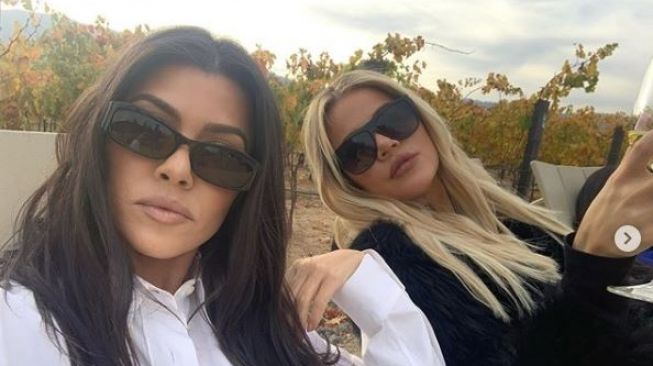 Dirumorkan Hamil, Khloe dan Kourtney Kardashian Beri Jawaban Menohok