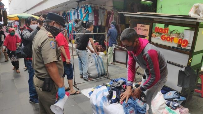 Bubarkan PKL dan Kios di Tanah Abang, Satpol PP: Masih Buka Terancam Sanksi