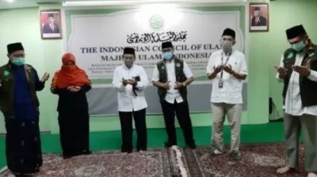 BPKH menyalurkan paket sembako untuk pegawai travel haji dan umrah. (Dok : BPKH)