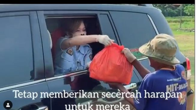 Maia Estianty membagikan sembako kepada masyarakat yang kurang mampu di dalam mobil (Instagram-maiaestiantyreal)