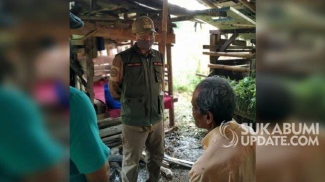 Wakil Wali Kota Sukabumi Andri Hamami saat mengunjungi Aep Saepulloh (60 tahun), pria tua yang tinggal di kandang domba di Kampung Tanjung Sari RT 02/12 Kelurahan Karang Tengah Kecamatan Gunungpuyuh Kota Sukabumi. [Ist]