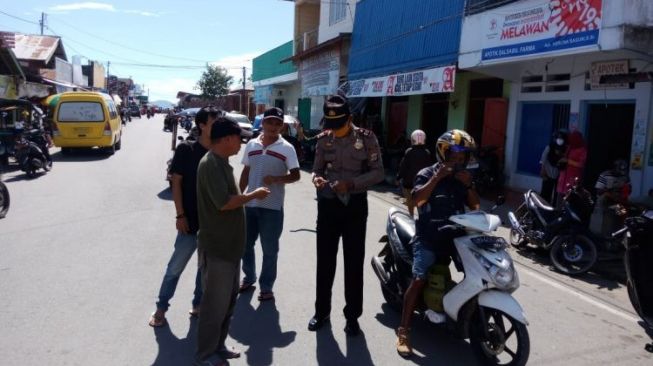 Cegah Penyebaran Covid-19, Polsek Pagimana Bagikan Masker Gratis Di jalan