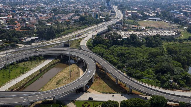 Foto aerial sejumlah kendaraan melintas di Jalan Tol Pondok Pinang-TMII dan Simpang Susun Antasari di Jakarta Selatan, Sabtu (16/5). [ANTARA FOTO/Sigid Kurniawan]
