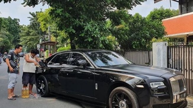 Denny Cagur isi mobil Rolls Royce Raffi Ahmad dengan bensin eceran [Instagram]