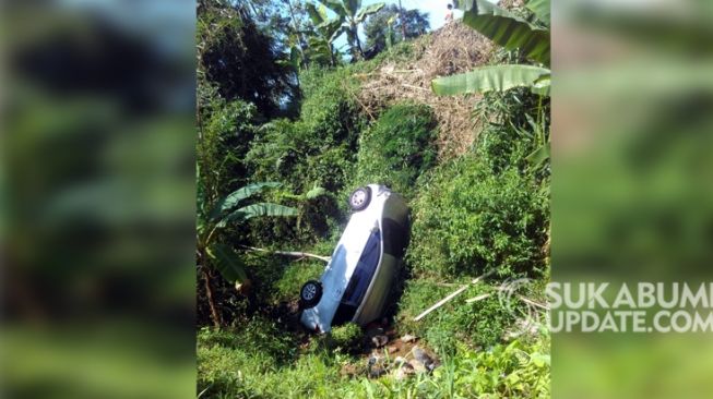 Jalanan Sepi, Mobil Avanza Terjun Bebas ke Jurang di Cisolok Sukabumi