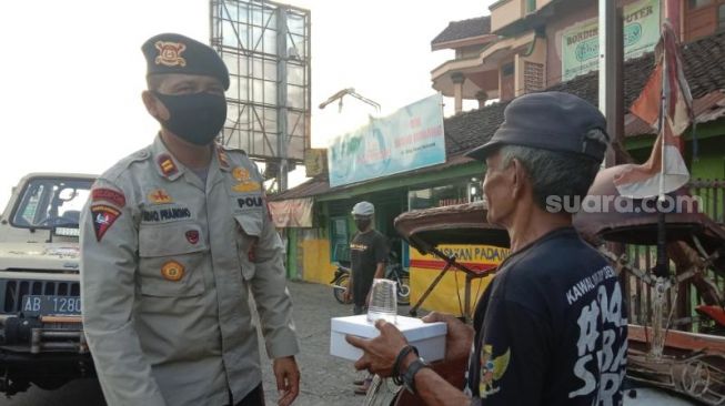 Batalyon Brimob Polda DIY Bagikan Menu Buka Puasa, Warga Menangis Haru