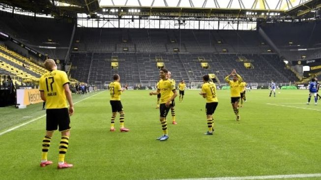 Pemain Borussia Dortmund Erling Haaland rayakan gol ke gawang Schalke 04 dalam pertandingan di Signal Iduna Park, Sabtu (16/5/2020). [AFP]