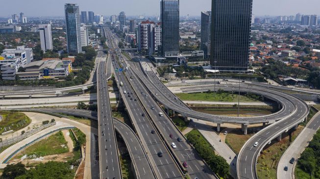 Foto aerial sejumlah kendaraan melintas di Jalan Tol Pondok Pinang-TMII dan Simpang Susun Antasari di Jakarta Selatan, Sabtu (16/5). [ANTARA FOTO/Sigid Kurniawan]
