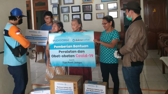 Indodax Pasok Sembako ke Rumah Warga Hingga Panti Jompo Terdampak Covid-19