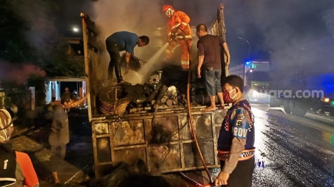 Truk Pengangkut Ban Asal Jakarta Terbakar di Jalan Pantura