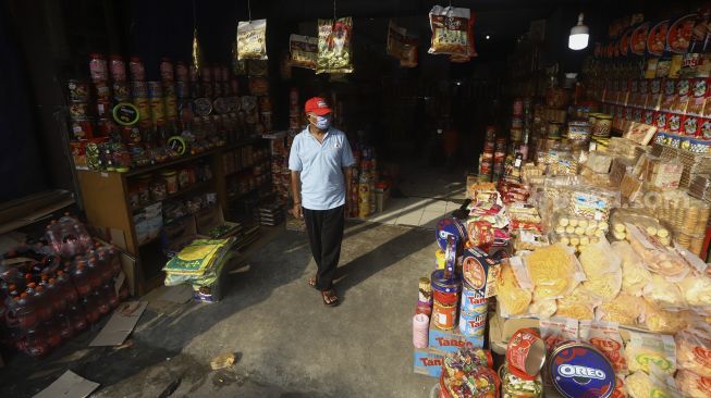 Calon pembeli memilih kue kering dalam kemasan di kawasan Ciracas, Jakarta, Sabtu (16/5).  [Suara.com/Angga Budhiyanto]