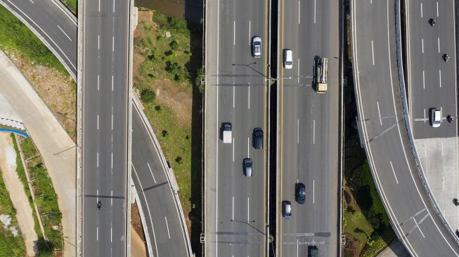 Foto aerial sejumlah kendaraan melintas di Jalan Tol Pondok Pinang-TMII dan Simpang Susun Antasari di Jakarta Selatan, Sabtu (16/5). [ANTARA FOTO/Sigid Kurniawan]
