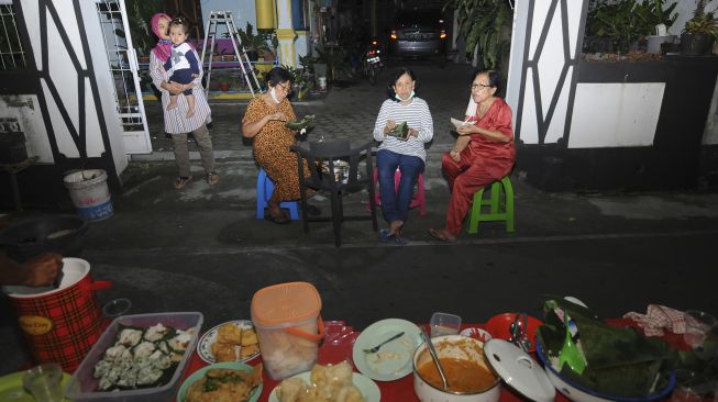 Sejumlah warga makan bersama saat berbuka puasa di Banyudono, Boyolali, Jawa Tengah, Minggu (17/5). [ANTARA FOTO/Aloysius Jarot Nugroho]