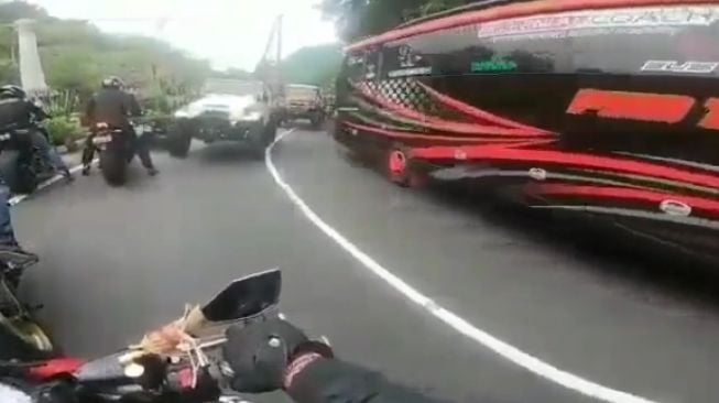 Detik-Detik Mobil Jeep Tabrak Moge, Ini Bahayanya Menyalip di Tikungan