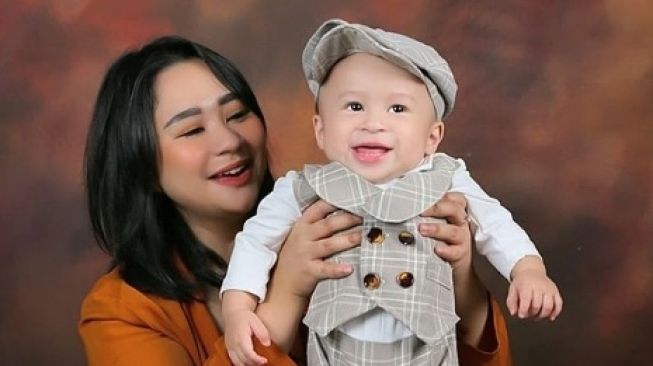 Interview: Cerita Chikita Meidy Rawat Anak Tanpa Babysitter