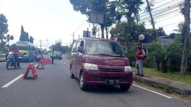 Hari Pertama PSBB Malang Raya, Puluhan Mobil Diusir