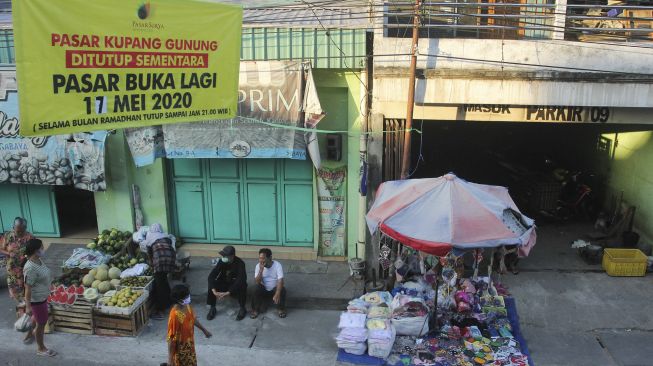 Warga beraktivitas di Pasar Kupang Gunung, Surabaya, Jawa Timur, Minggu (17/5). [ANTARA FOTO/Didik Suhartono]