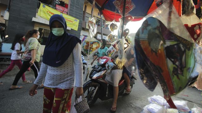 Warga beraktivitas di Pasar Kupang Gunung, Surabaya, Jawa Timur, Minggu (17/5). [ANTARA FOTO/Didik Suhartono]