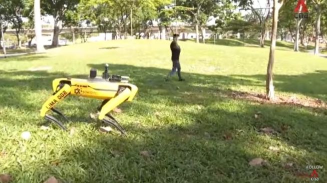 Spot, robot anjing yang mengingatkan agar selalu jaga jarak di Singapura.[YouTube/CNA]